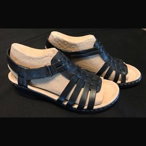 Clarks women’s Lexi Bridge black leather sandals